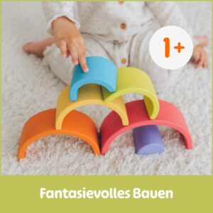 Kind spielt kreativ mit dem Holz Regenbogen, pädagogisch wertvoller Montessori Regenbogen, Spielzeug ab 1–2–3 Jahren zur Förderung der Motorik, Regenbogen Holzspielzeug mit 6 bunten Bögen.