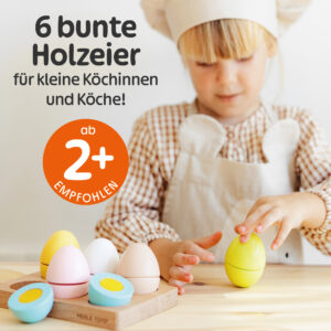 Kleines Kind spielt mit 6 bunten Holz Spielzeug-Eier von Merle Toys in einer Kinderküche. Pädagogisches Kinderküchen Zubehör aus Holz ab 2 Jahren.