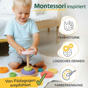 Baby spielt mit einem stapelturm aus holz – Montessori Spielzeug Baby zur Förderung der Feinmotorik, Motorikspielzeug ab 1 Jahr, Babyspielzeug Holzspielzeug ab 12 Monaten, pädagogisches Stapelspiel und Steckspiel aus Holz.