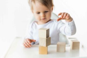 Kind mit Montessori Holzspielzeug von MERLE TOYS®