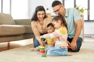 Familie beim Spieleabend mit Holzspielzeug