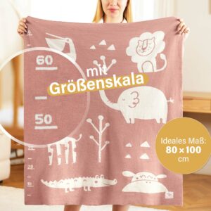 Rosa Babydecke aus Baumwolle mit eingewebter Größenskala – praktische baby decke baumwolle, perfekt als gestrickte Kuscheldecke oder leichte Tagesdecke für Babys.