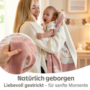 Mutter hält ihr Baby in einer rosa Babydecke aus Baumwolle – liebevoll gestrickte Kuscheldecke für Babys, weich und angenehm für tägliche Kuschelmomente