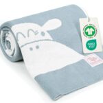 Blaue Babydecke aus Baumwolle, gerollt präsentiert mit GOTS- und OEKO-TEX-Zertifizierung; hochwertige gestrickte Decke fürs Baby und perfekte Meilenstein Decke.