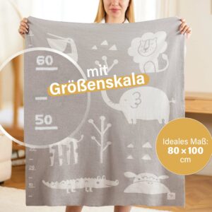 Grau-weiße Babydecke aus Baumwolle mit eingewebter Größenskala – ideale gestrickte Babydecke 80×100 cm, auch geeignet als Meilenstein Decke Baby.