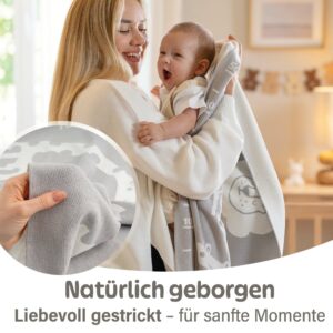 Mutter hält ihr Baby in einer grauen gestrickten Babydecke aus Baumwolle – weiche Bio Baumwolle Babydecke für sanfte Kuschelmomente und Meilenstein Fotos.