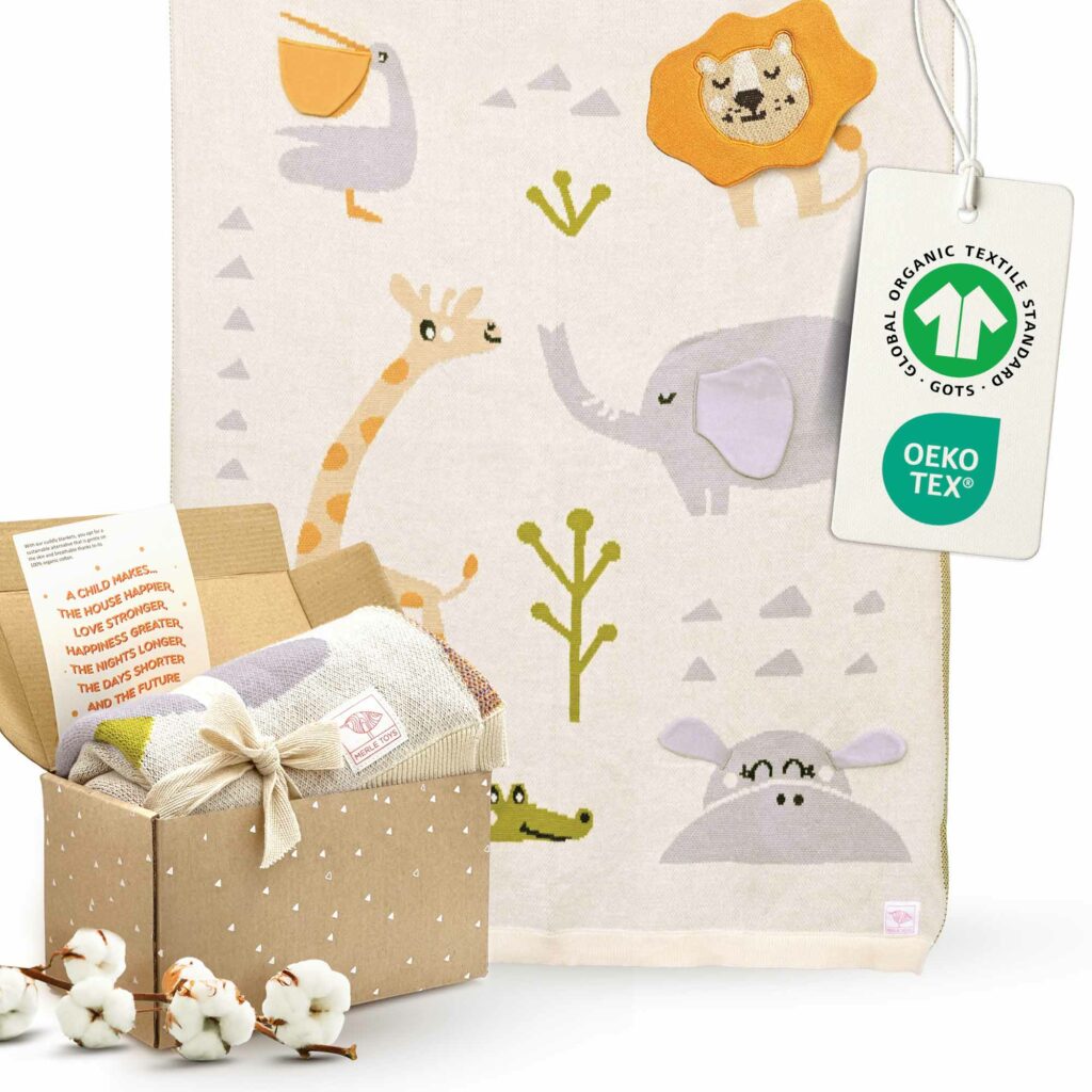 Die Merle Toys Baumwoll Babydecke im Design Bio Babydecke Savannenfreunde ist in einer liebevoll verpackten Geschenkbox mit Grußkarte arrangiert und eignet sich ideal für alle, die eine besondere Babydecke kaufen möchten.