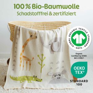 Die Merle Toys Baumwoll Babydecke hängt dekorativ am Stubenwagen und zeigt als Bio Babydecke Savannenfreunde ihre schadstofffreie, zertifizierte Qualität aus Bio-Baumwolle.