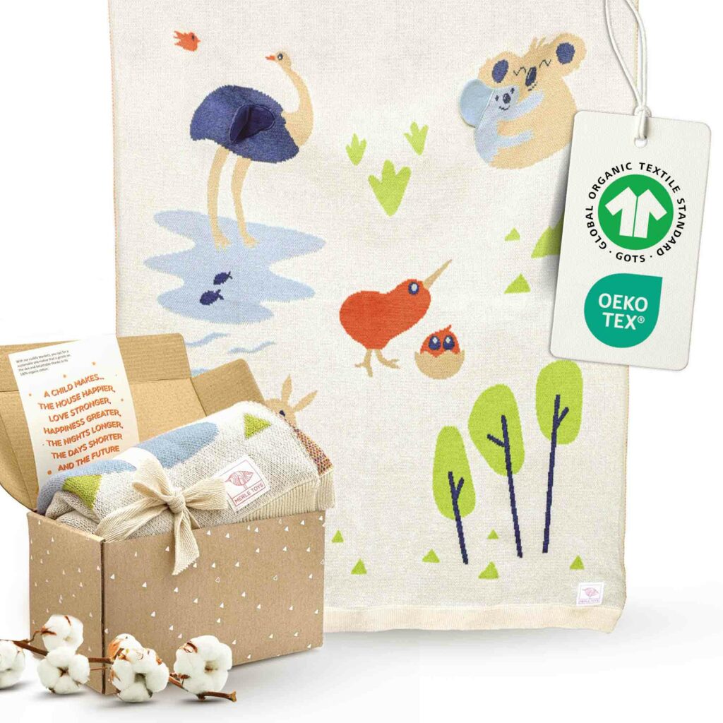 Die Baumwoll Babydecke Abenteuerfreunde mit liebevollen Tiermotiven, Geschenkbox und Zertifizierungen eignet sich als gestrickte Babydecke Sommer, weiche Schmusedecke Baby, praktische Decke zum Pucken und sanfte Kuscheldecke Baby.