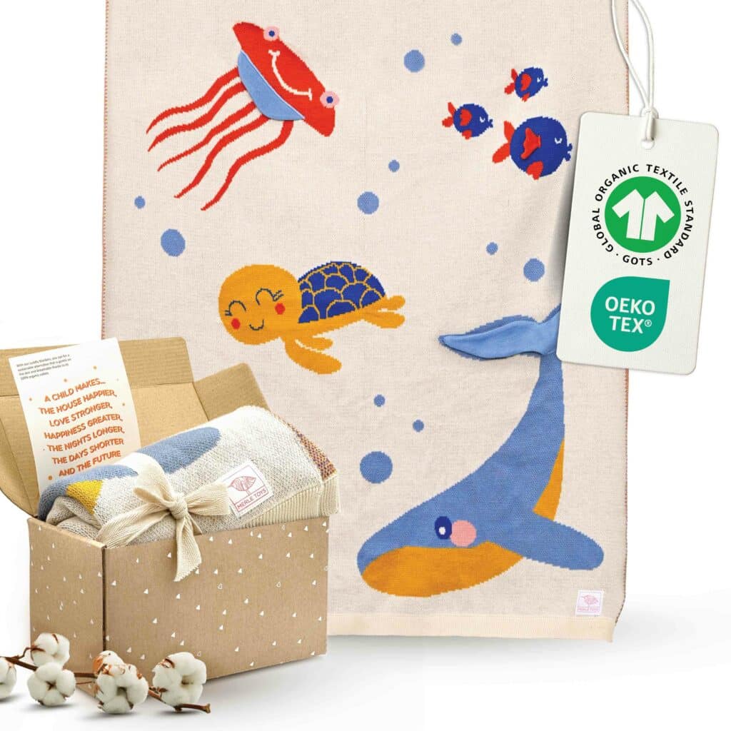 Merle-Toys-Baumwoll-babydecke-Geschenk-zur-Taufe-maedchen-gestrickte-Babydecke-Meereswelt-1-scaled.jpg