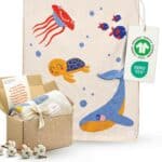 Merle-Toys-Baumwoll-babydecke-Geschenk-zur-Taufe-maedchen-gestrickte-Babydecke-Meereswelt-1-scaled.jpg