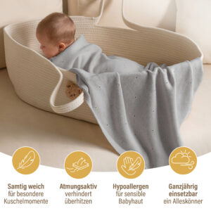 Baby in grauer Babydecke Strick in Korb – samtig weich, hypoallergen und ganzjährig nutzbar.