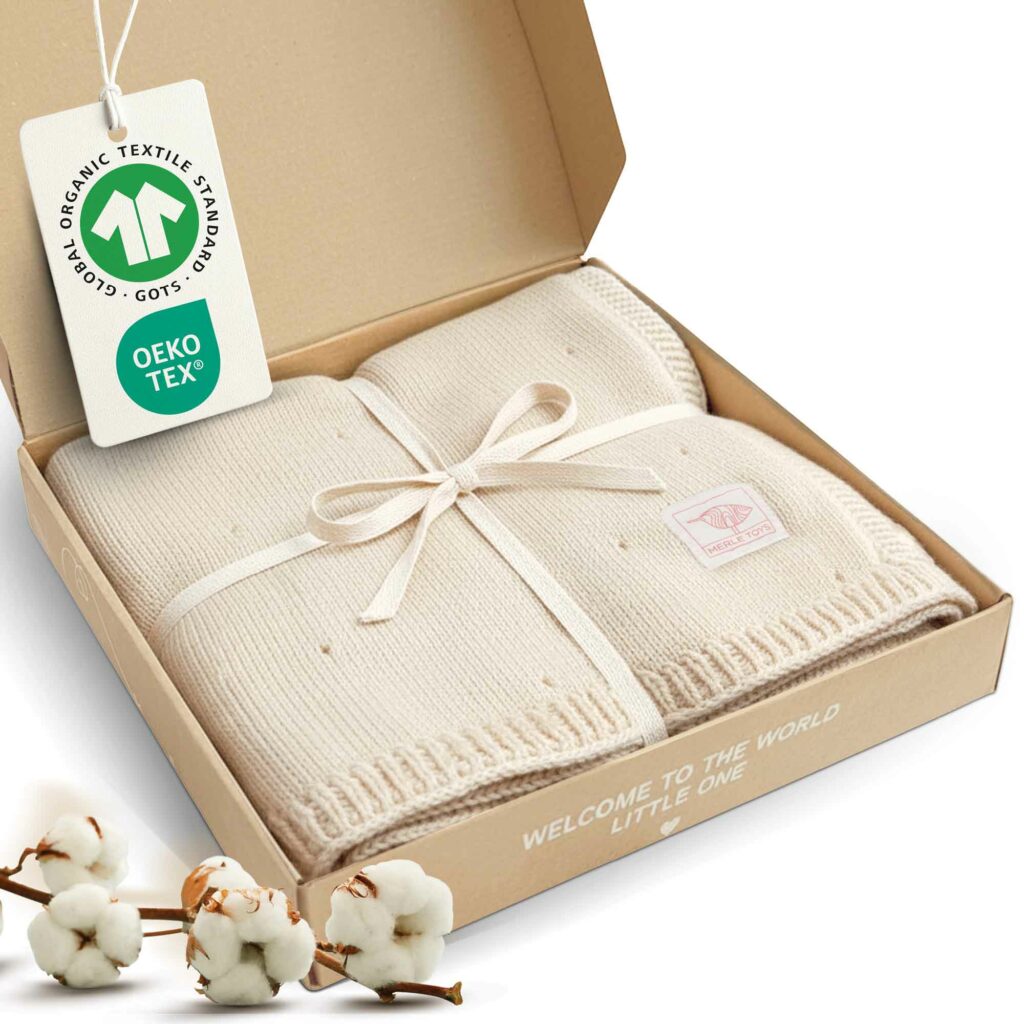 Merle Toys Babydecke Strick in Perlweiß – Bio-Baumwoll Babydecke, ideal als Geschenk, entworfen in Österreich.