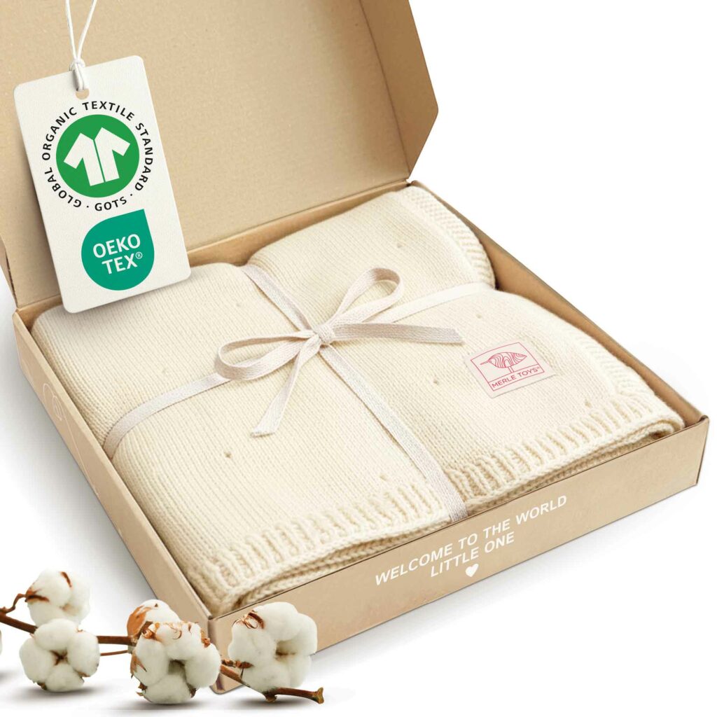 Merle Toys Babydecke Strick in Perlweiß – Bio-Baumwoll Babydecke, ideal als Geschenk, entworfen in Österreich.