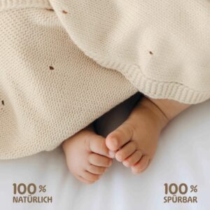 Babyfüße unter Merle Toys Babydecke Strick in Perlweiß – Bio Baumwoll Babydecke, 100% natürlich und 100% spürbar.