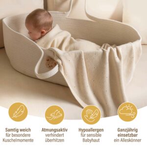 Baby im Korb zugedeckt mit Babydecke Strick in Perlweiß von Merle Toys – hypoallergene Baumwoll Babydecke aus Bio-Baumwolle, ganzjährig nutzbar.