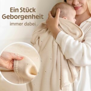 Mama hält Baby zugedeckt mit Babydecke Strick in Perlweiß – Bio Baumwoll Babydecke, samtig weich, atmungsaktiv und hypoallergen.