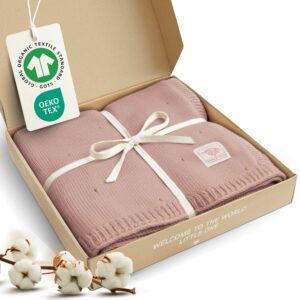 Babydecke Strick in Rosa von Merle Toys in Geschenkbox mit Grußkarte – Eine Babydecke aus Bio-Baumwollen: nachhaltig und GOTS-Siegel.