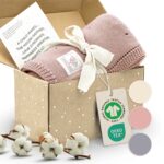 Babydecke Strick in Rosa von Merle Toys in Geschenkbox mit Grußkarte – Eine Babydecke aus Bio-Baumwollen: nachhaltig und GOTS-Siegel.