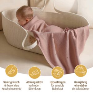 Baby spielt im Korb unter Babydecke Strick in Rosa von Merle Toys – Babydecke aus Bio Baumwolle, hypoallergen und ganzjährig nutzbar.