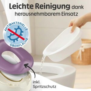 Baby Töpfchen in Lila mit herausnehmbarem Einsatz und Spritzschutz, gezeigt bei der hygienischen Reinigung über der Toilette; leicht zu reinigendes Töpfchen Baby für den täglichen Gebrauch an der Kinder Toilette.