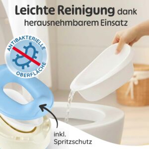 Baby Töpfchen in Blau mit herausnehmbarem Einsatz und Spritzschutz, gezeigt bei der einfachen Reinigung über der Toilette; hygienischer Topf für Babys und praktischer Kindersitz für WC für den täglichen Gebrauch.