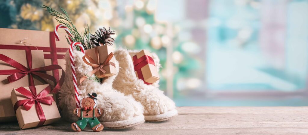Nikolaus Geschenke mit liebevoll verpackten kleinen Päckchen, Zuckerstangen und flauschigen Winterstiefeln – kreative Geschenkideen zu Nikolaus für Kinder und Erwachsene, perfekt für die festliche Adventszeit