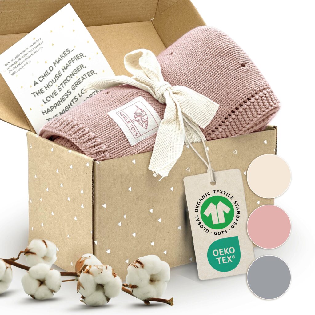 Knitted newborn blanket in pink by Merle Toys in a gift box with greeting card – a sustainable Pink baby blanket made from organic cotton, GOTS-certified, ideal for Baby girl blankets.