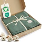 Merle Toys_Bio Baumwoll Babydecke Strick in Grün in Geschenkbox verpackt; Babydecke gestrickt mit GOTS- und OEKO-TEX-Label, Ideales Geschenk für Neugeborene.