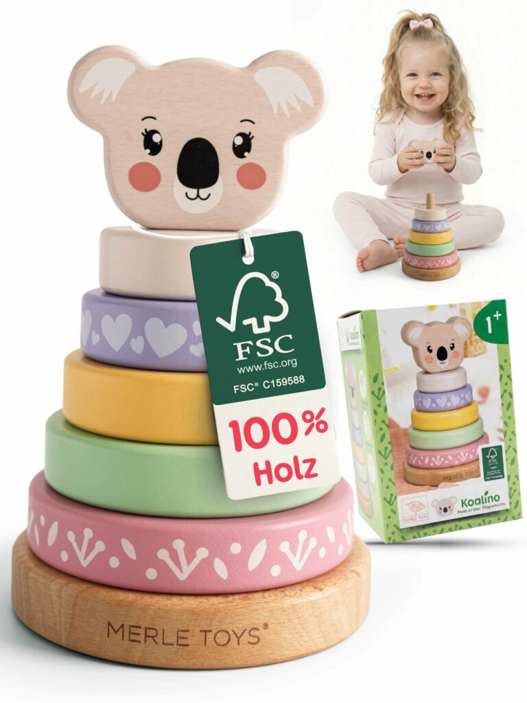 Stapelturm Baby von Merle Toys mit Koalakopf, fünf pastellfarbenen Holzringen, FSC-Anhänger, Verpackung und lachendem Kind im Hintergrund, liebevolles Holz Spielzeug Baby und Holz Stapelspiel