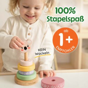 Lächelndes Kind steckt den Koalakopf auf den Stapelturm Baby mit bunten Holzringen, stabiles Stapelspielzeug und Holzsteckspiel ab 1 Jahr, geeignet als Geschenke 1 Jährige