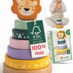 Stapelturm Holz von Merle Toys mit Löwenkopf, fünf bunten Stapelringen, FSC-Anhänger, Verpackung und Kind im Hintergrund, hochwertiger Holz Stapelturm und Stapelspiel Holz
