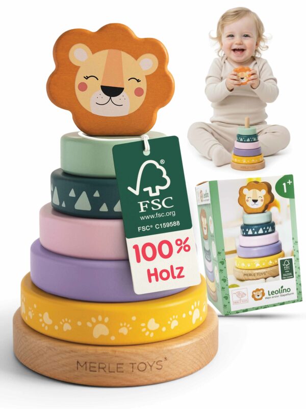 Stapelturm Holz von Merle Toys mit Löwenkopf, fünf bunten Stapelringen, FSC-Anhänger, Verpackung und Kind im Hintergrund, hochwertiger Holz Stapelturm und Stapelspiel Holz