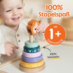 Lächelndes Kind stapelt den Stapelturm Holz mit Löwenfigur und bunten Ringen, stabiles Holz Steckspiel und Stapelspiel Holz als Geschenk ab 1 Jahr
