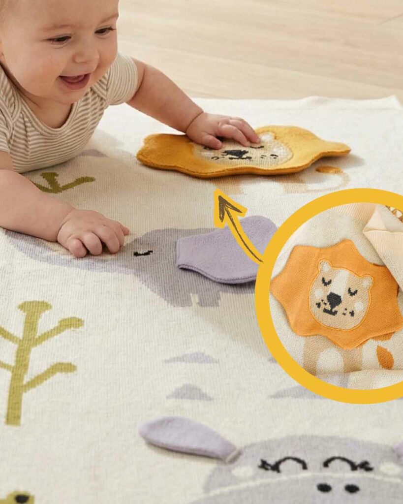 Baby greift nach 3D-Greifelement auf Babydecke – ab wann greifen Babys gezielt? Greifreflex Babys und Greifentwicklung 0–12 Monate bis Pinzettengriff/Zangengriff.