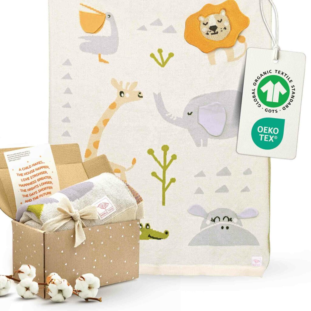 Die Merle Toys - Baumwoll Babydecke im Savannenfreunde-Design zeigt liebevolle Tiermotive wie Löwe, Giraffe, Elefant, Krokodil, Pelikan und Nilpferd. Zusammen mit Geschenkbox, Grußkarte und Bio-Baumwolle wirkt sie besonders hochwertig. Wer eine weiche, zertifizierte Bio Babydecke als Geschenk sucht und eine besondere Babydecke kaufen möchte, findet hier eine natürliche Wahl für Babys.