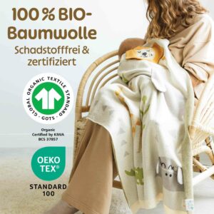 Auf dem Bild kuschelt ein Baby in der Merle Toys - Baumwoll Babydecke, während das niedliche Löwen-3D-Element sichtbar auf der Decke liegt. Die Bio Babydecke besteht aus 100 % Bio-Baumwolle, ist schadstofffrei und zertifiziert nach GOTS sowie OEKO-TEX Standard 100. Ideal für alle, die eine sichere und weiche Babydecke kaufen möchten.