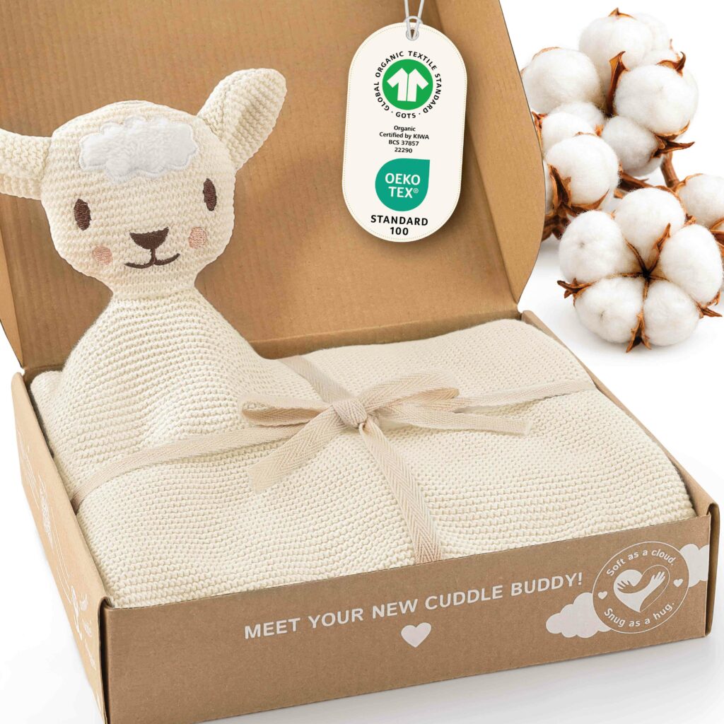 Merle Toys Baby Kuscheldecke Beige als liebevoll verpackte Knuddeldecke mit Schafsköpfchen aus Bio Baumwolle. Die Kuscheldecke Babys eignet sich als Bio Baumwoll Babydecke Winter und Decke für Kinderwagen.
