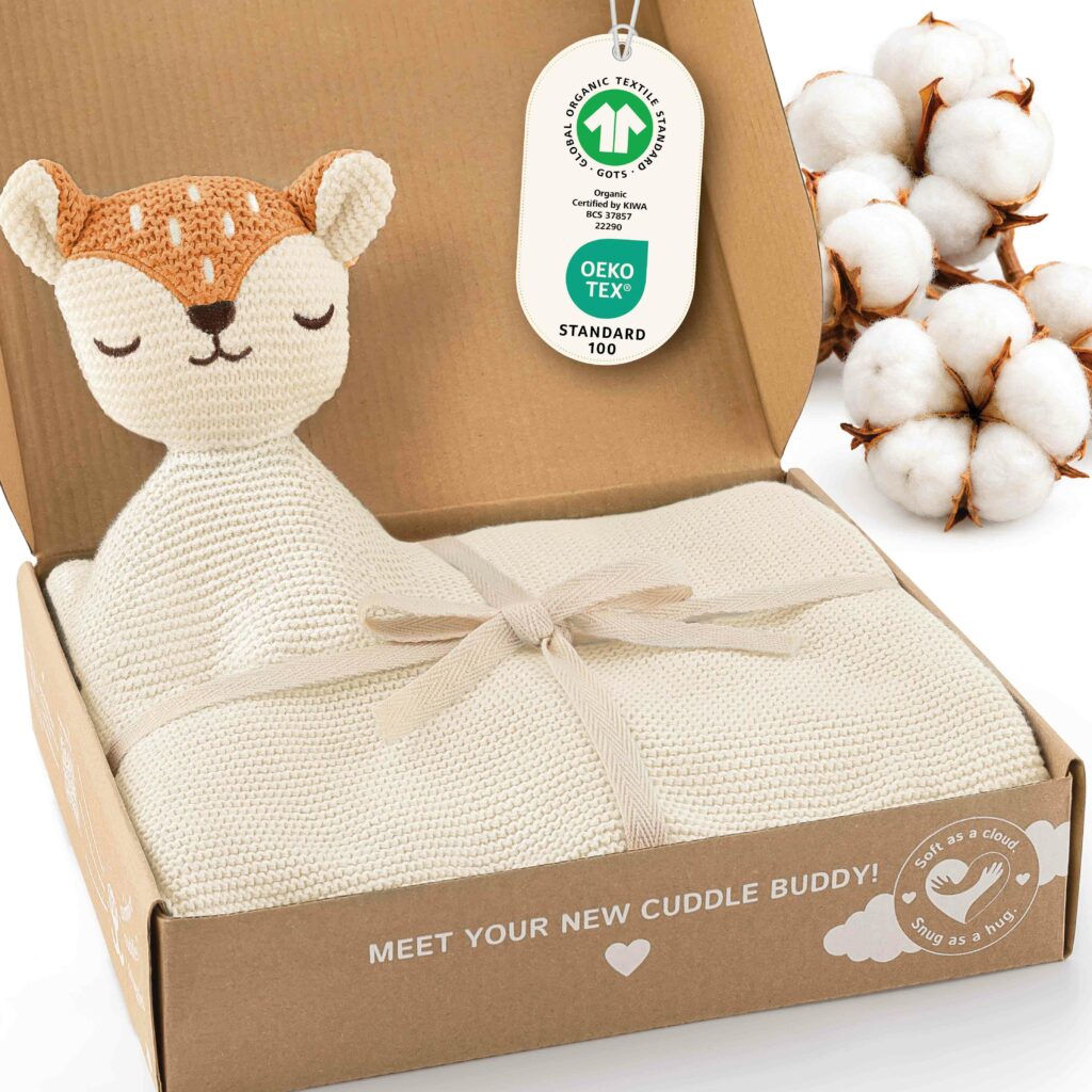 Geöffnete Geschenkbox mit der Merle Toys Baby Kuscheldecke Beige, integriertem Fuchsköpfchen, Schleife sowie GOTS und OEKO TEX Kennzeichnung. Die Knuddeldecke aus Baumwolle eignet sich als Kuscheldecke Babys, Bio Baumwoll Babydecke Winter und Decke für Kinderwagen.