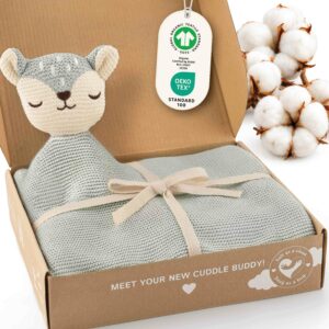 Geöffnete Geschenkbox mit der mintgrünen Merle Toys_Knuddeldecke, integriertem Fuchsköpfchen, Schleife sowie GOTS und OEKO TEX Kennzeichnung. Die weiche Kuscheldecke für Babys ist eine gestrickte Baby Decke für Neugeborene aus Baumwolle und eignet sich als Kinderwagen Decke, Baumwolldecke, Babydecke Winter und Geschenk zur Geburt für Mädchen.