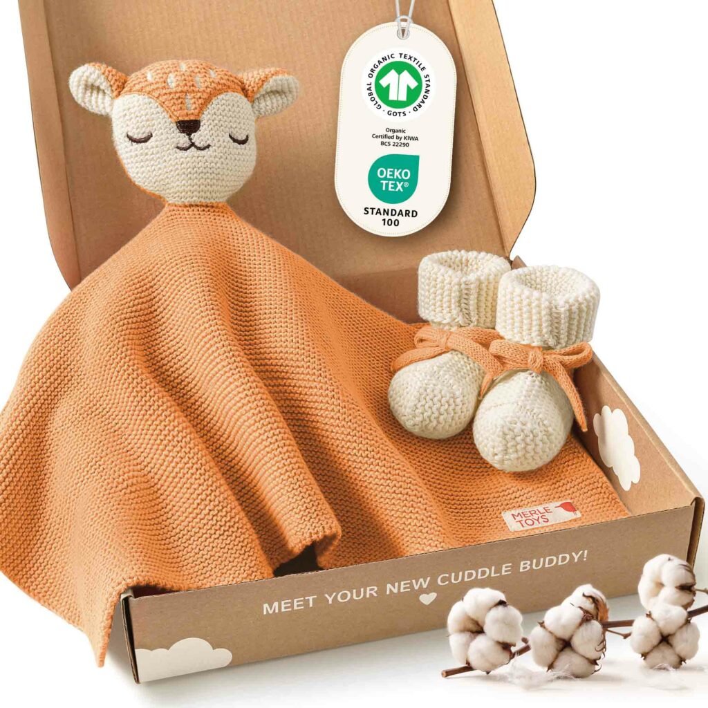 Merle Toys_Schnuffeltuch als orangefarbenes baby Schmusetuch mit niedlichem Fuchskopf und passenden gestrickten Babysöckchen in Geschenkbox, GOTS und OEKO TEX zertifiziertes Schnuffeltuch für Babys aus Bio Baumwolle, liebevolles Schnuffeltuch Fuchs und Schmusetuch Fuchs, baby Schnuffeltuch11.
