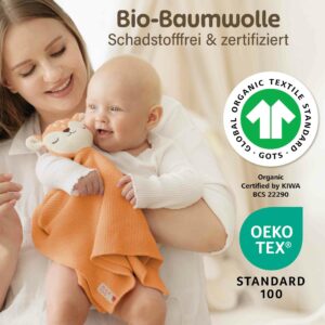 Mama hält ihr Baby mit dem Merle Toys_Schnuffeltuch im Arm, weiches baby Schmusetuch aus Bio Baumwolle und GOTS sowie OEKO TEX zertifiziertes Schnuffeltuch für Babys, orangefarbenes Schnuffeltuch Fuchs und Schmusetuch Fuchs für besondere Kuschelmomente, baby Schnuffeltuch11.